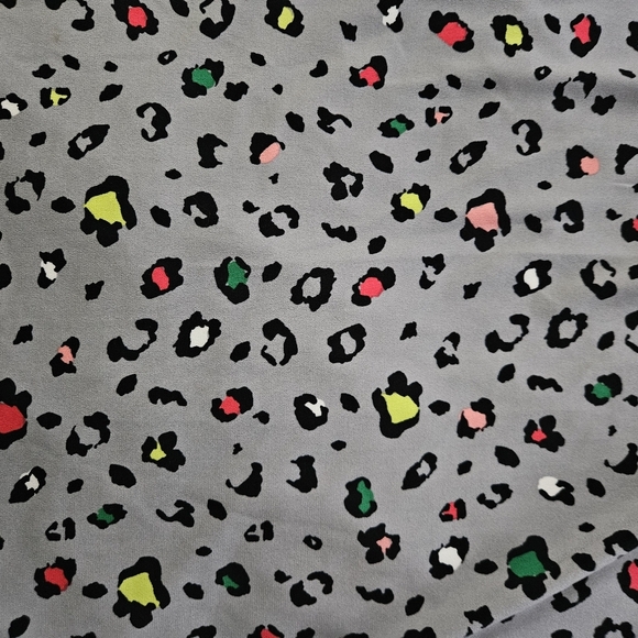 Liz Claiborne Leopard Print Gray Shirt. Size M - Picture 5 of 6